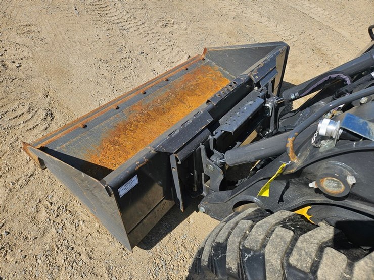 new-holland-l320-image-10