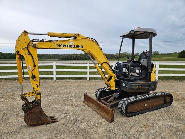 new-holland-e35-image-1