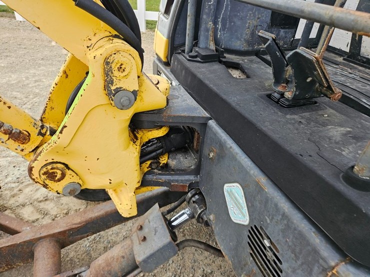 new-holland-e35-image-22