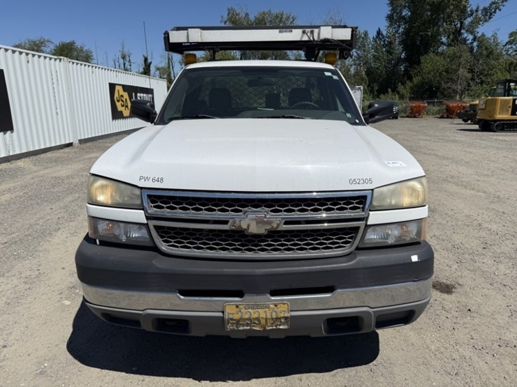 2005-chevrolet-silverado-2500-hd-pickup-image-8
