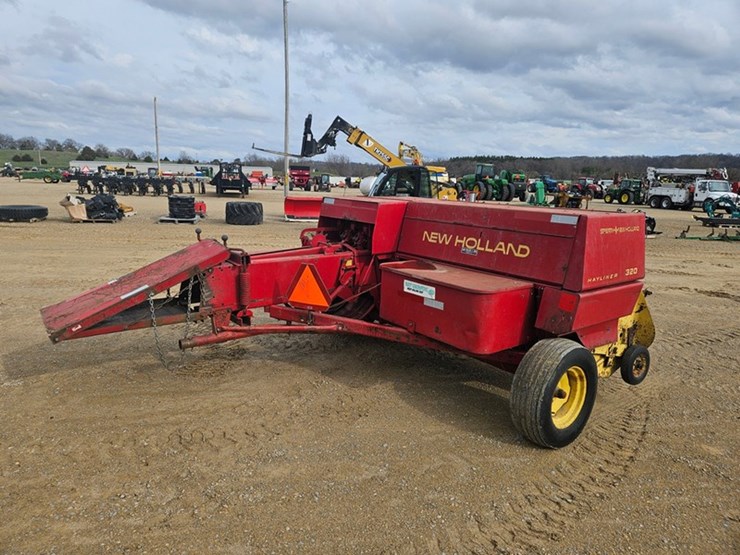 new-holland-320-image-5