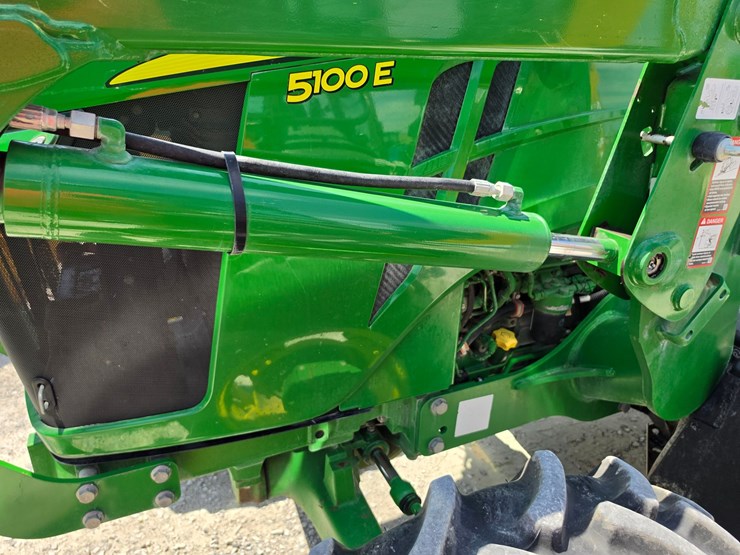 2022-john-deere-5100e-image-21