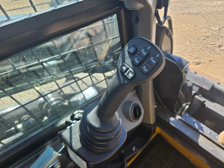 new-holland-l320-image-19