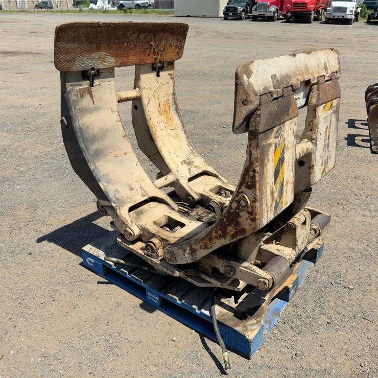 HYDRAULIC POWERED CLAMP