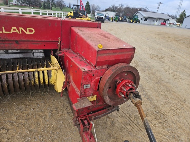 new-holland-320-image-12