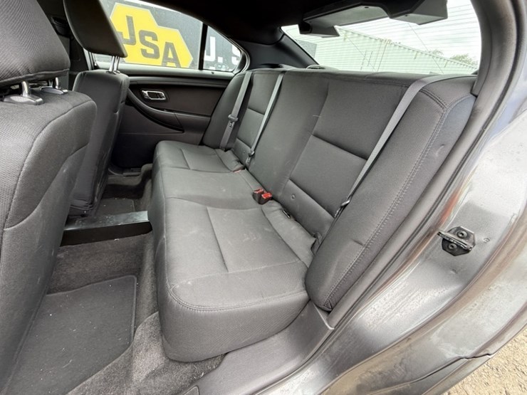 2015-ford-taurus-awd-sedan-image-22
