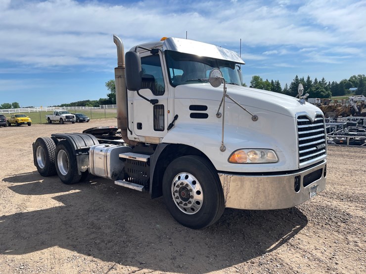 #1330-•-2012-mack-pinnacle-600-truck-tractor-(has-mn-title)-image-4