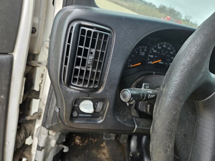 2003-gmc-5500-image-40