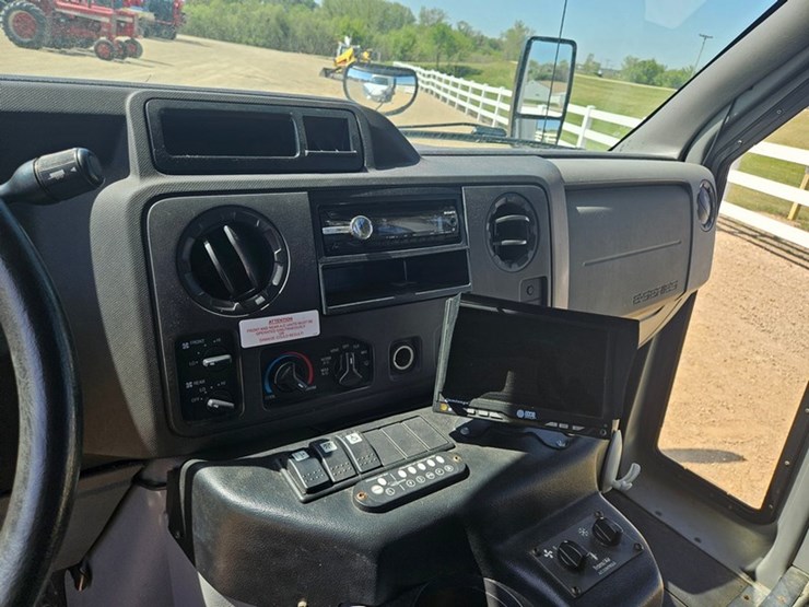 2012-ford-e350-image-19