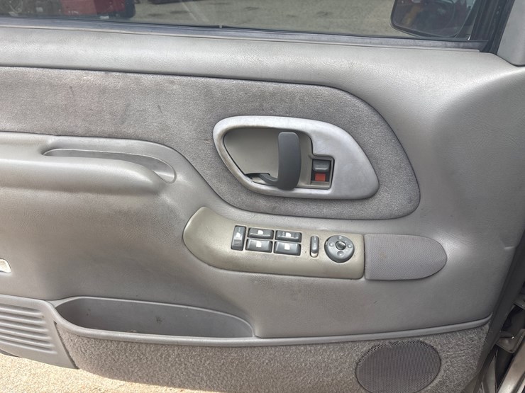 1999-chevrolet-tahoe-image-12