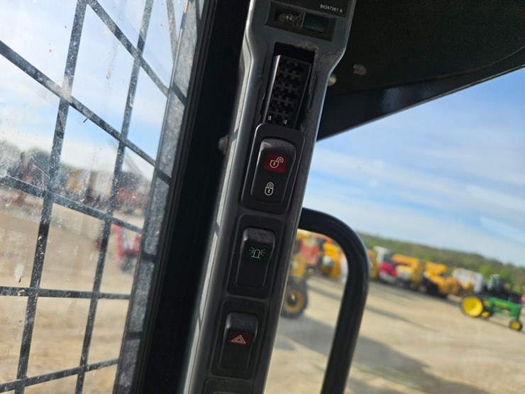 new-holland-l218-image-31