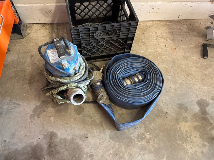 #4082-•-tsunami-pump-submersible-pump-w/hose-image-3