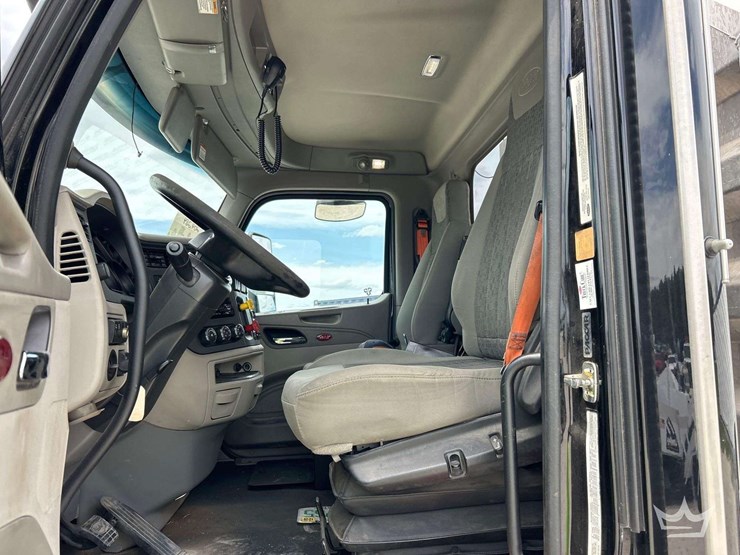 2019-peterbilt-579-image-12