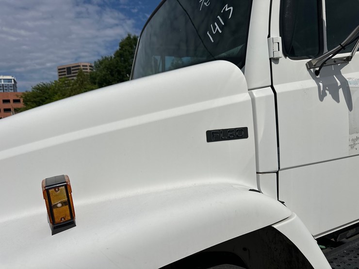 2003-freightliner-fl80-image-25