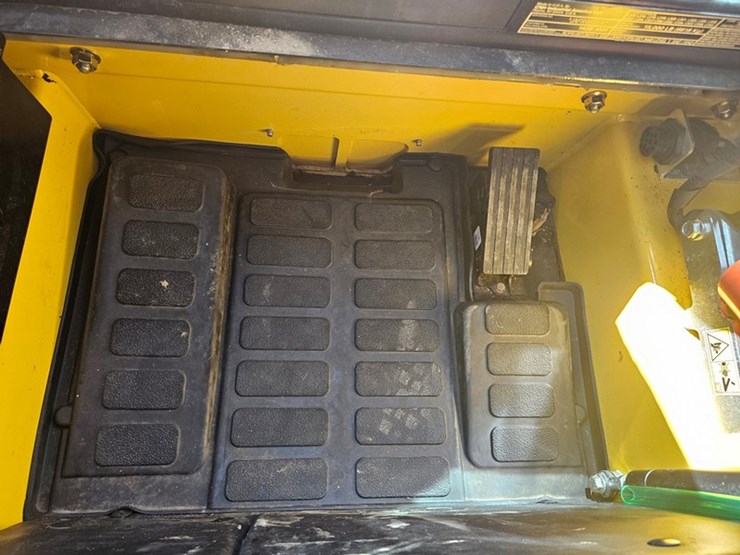 new-holland-l320-image-18