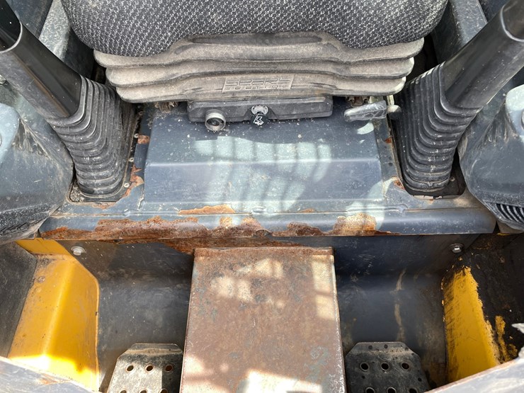 #1087-•-john-deere-319gr-skid-steer-image-21