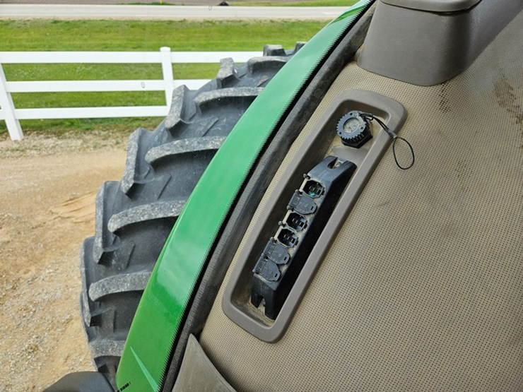 john-deere-8335r-image-43