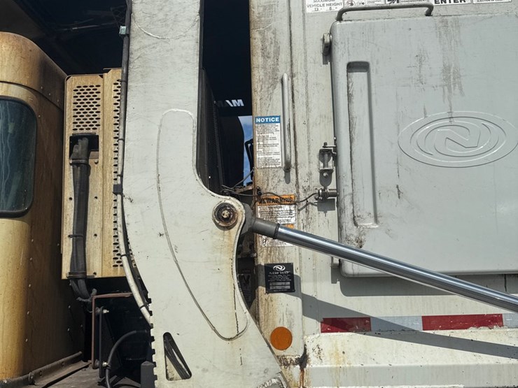 #5-•-2018-peterbilt-mammoth-front-loader-image-58