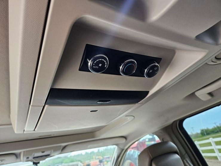2011-chrysler-town-&-country-image-14