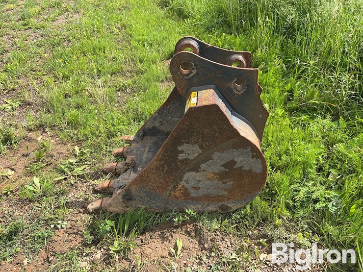 case-new-holland-24”-backhoe-bucket-image-8
