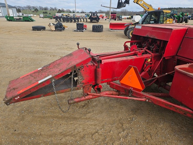 new-holland-320-image-18