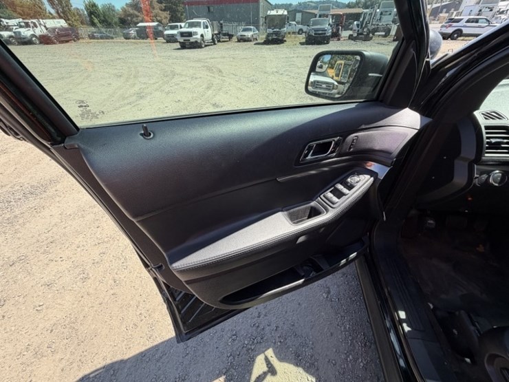 2018-ford-explorer-image-26