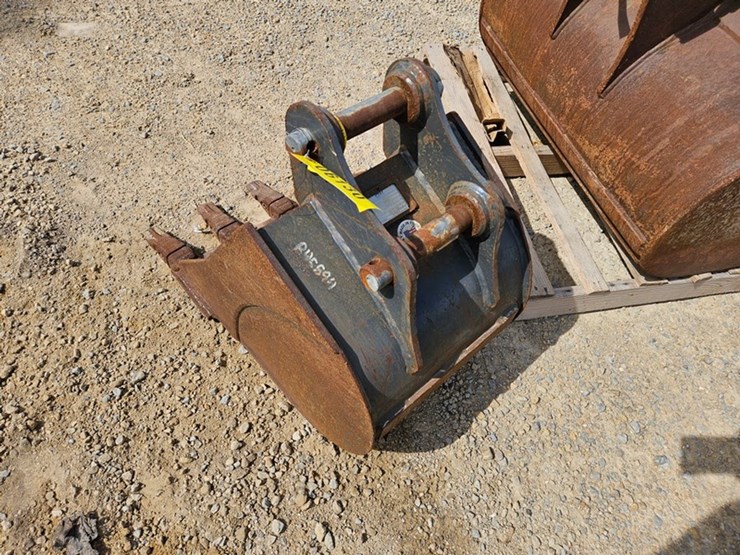 2019-case-cx36-image-3