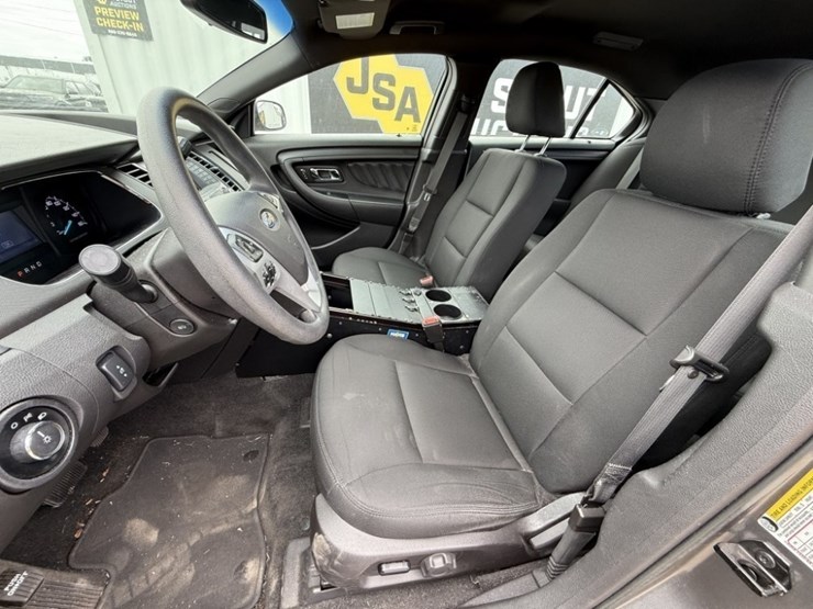 2015-ford-taurus-awd-sedan-image-24