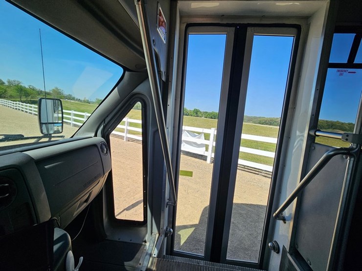 2012-ford-e350-image-26