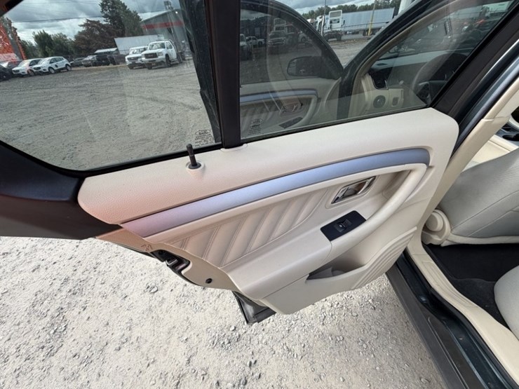 2016-ford-taurus-sedan-image-23