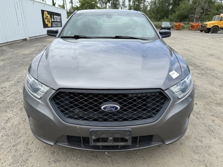 2015-ford-taurus-awd-sedan-image-8