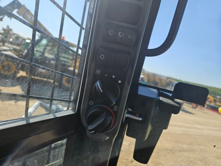 new-holland-l320-image-31