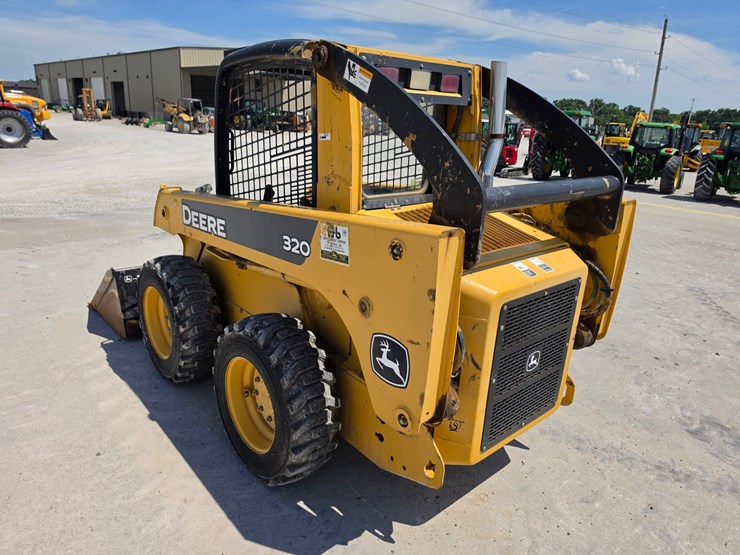 2007-deere-320d-image-17