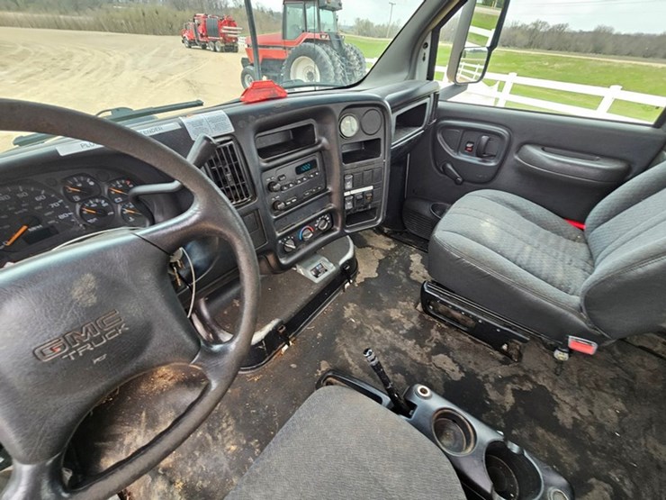 2003-gmc-5500-image-37