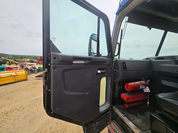 #5222-•-2015-peterbilt-garbage-truck-image-31