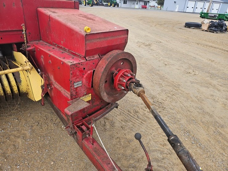 new-holland-320-image-11