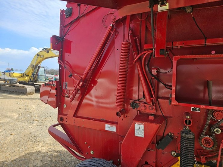 new-holland-br7090-image-28
