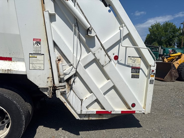 #9-•-2016-freightliner-heil-rear-load-garbage-truck-image-36