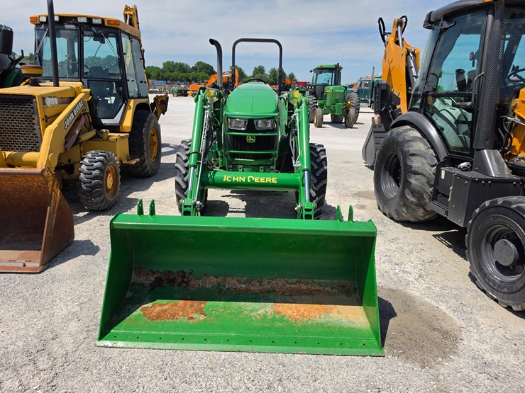 2022-john-deere-5100e-image-2