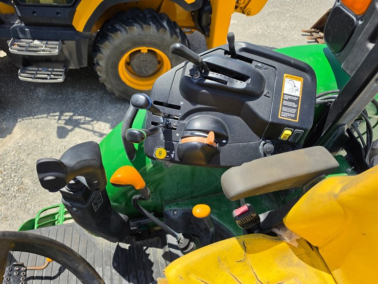 2022-john-deere-5100e-image-11