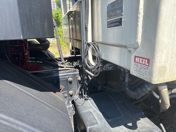 #8-•-2017-crane-carrier-heil-rear-load-garbage-truck-image-18