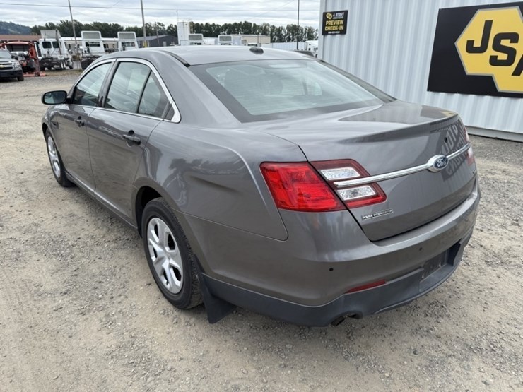 2015-ford-taurus-awd-sedan-image-6