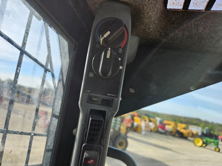 new-holland-l218-image-30