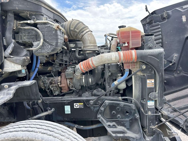 2019-peterbilt-579-image-8