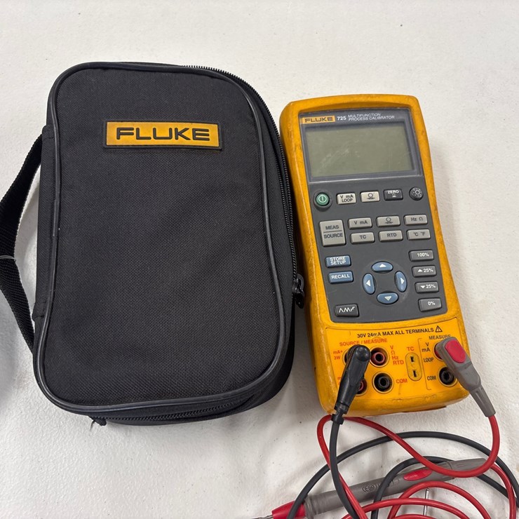 #4025 • FLUKE 725 MULTIFUNCTION PROCESS CALIBRATOR WITH LEADS AND CASE