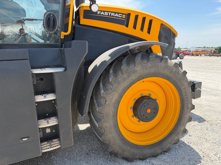 #212254-•-2022-jcb-8330-fastrac-tractor-image-29