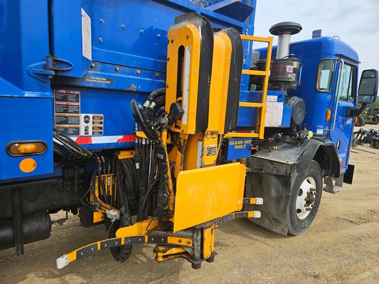 #5222-•-2015-peterbilt-garbage-truck-image-12