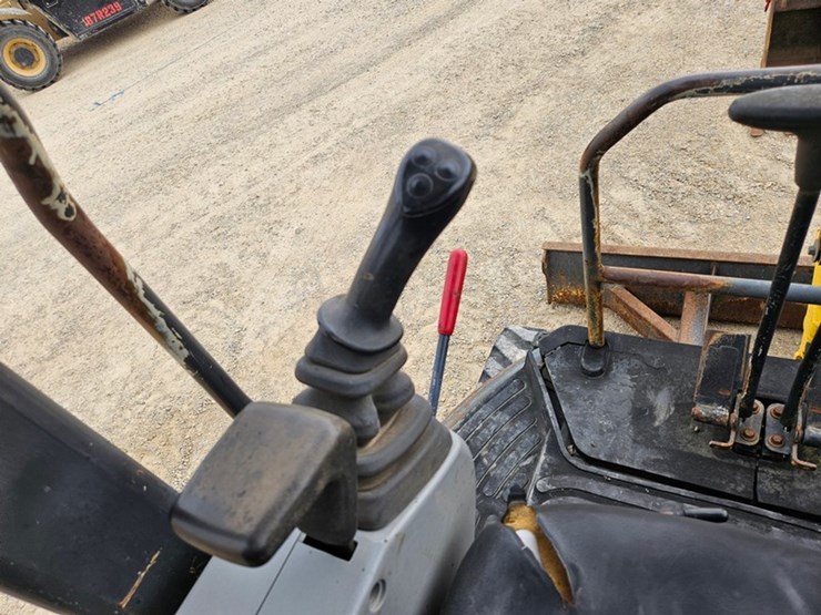 new-holland-e35-image-27