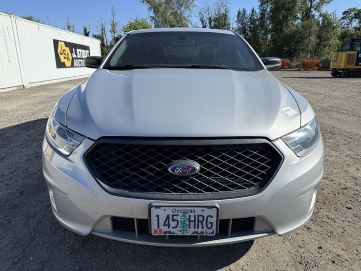 2017-ford-taurus-awd-sedan-image-8