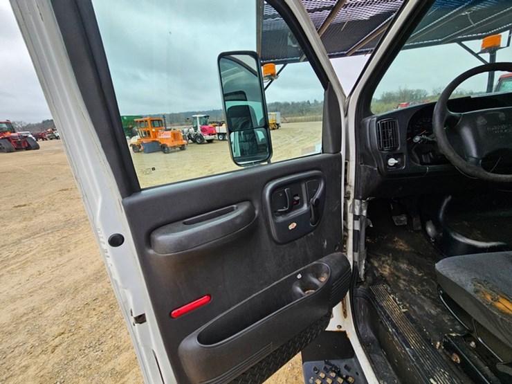 2003-gmc-5500-image-35